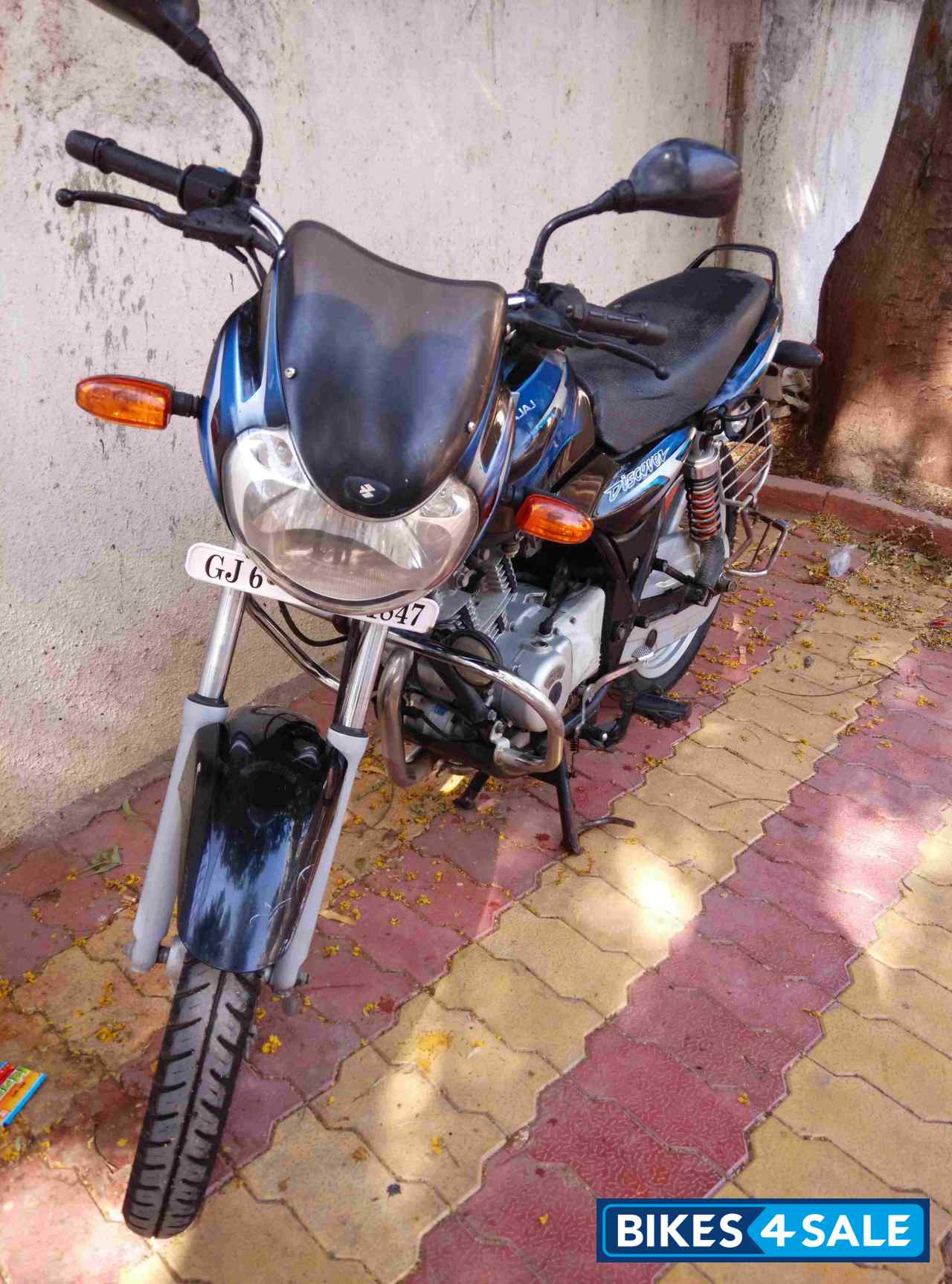 Black/blue Bajaj Discover 125