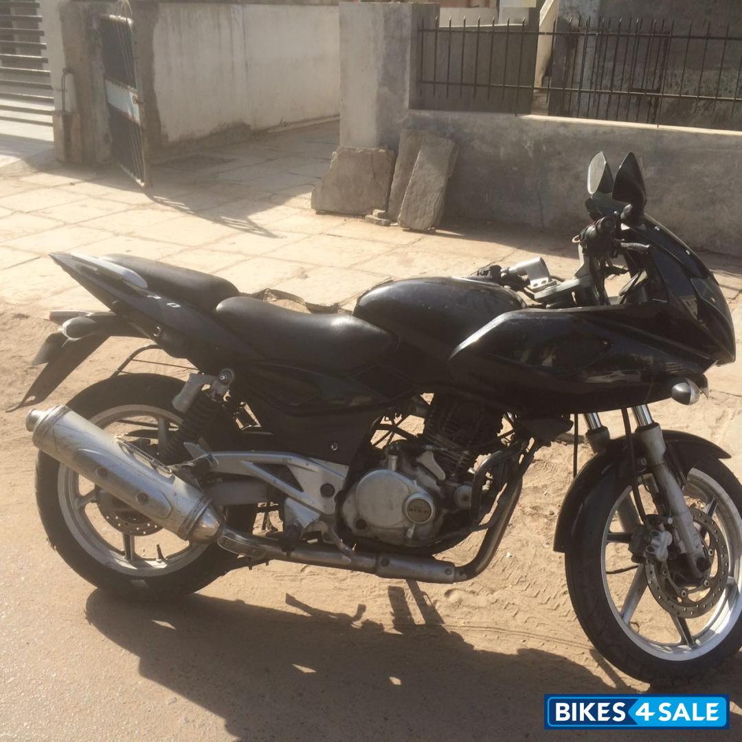 Black Bajaj Pulsar 220 DTSFi