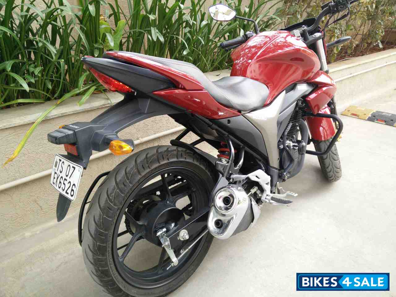 Red Suzuki Gixxer 150