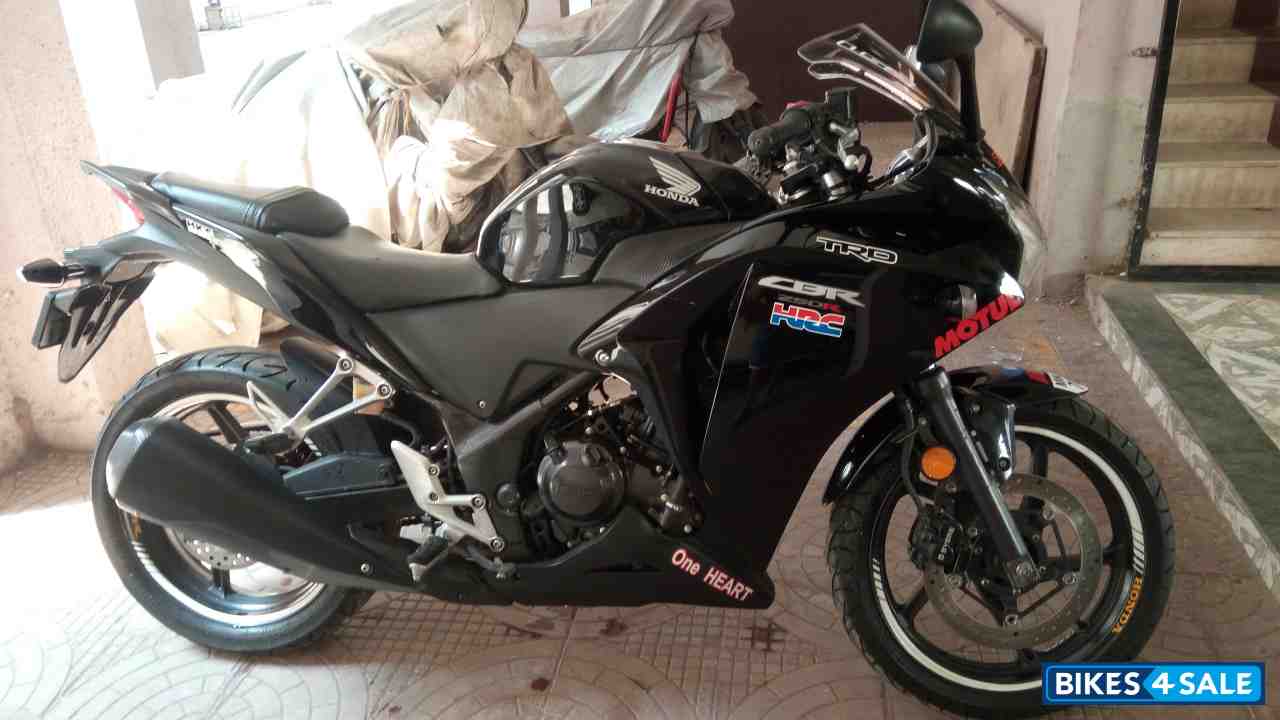 Black Honda CBR 250R