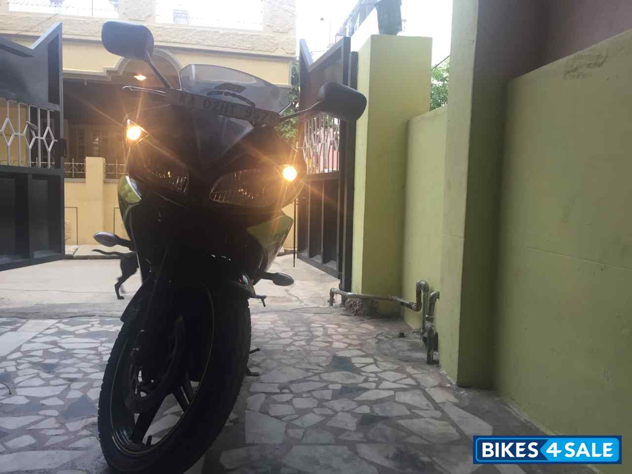 Black&green Yamaha YZF R15 V2