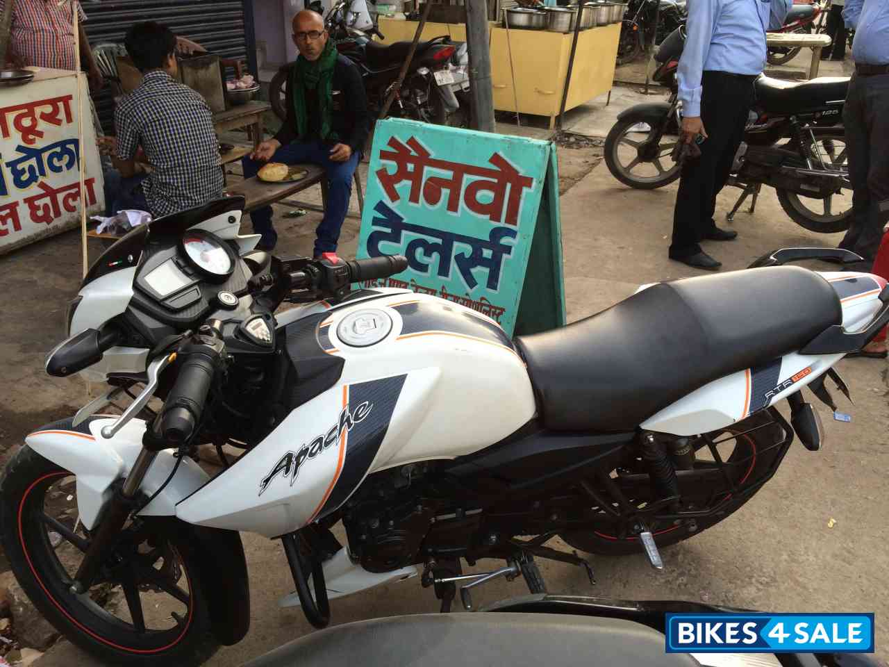White TVS Apache RTR 160