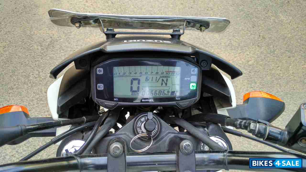 Pearl White Suzuki Gixxer 150 Pearl White Suzuki Gixxer 150