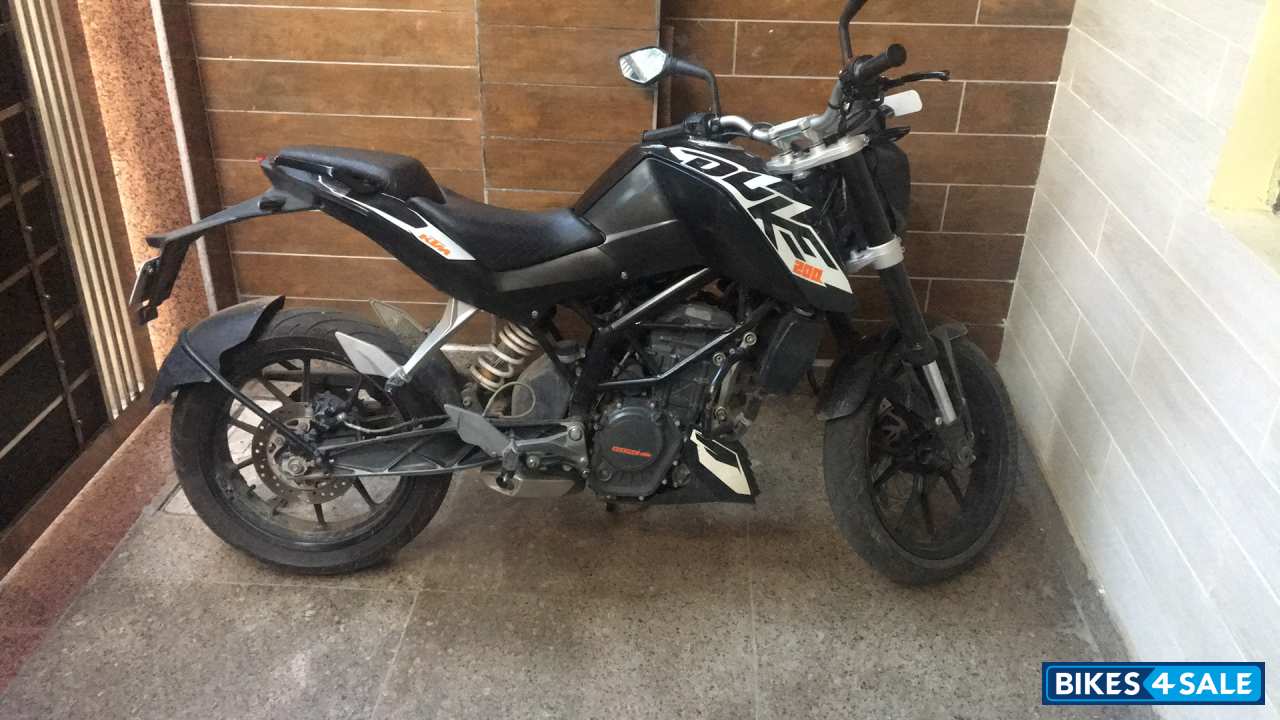 Black KTM Duke 200