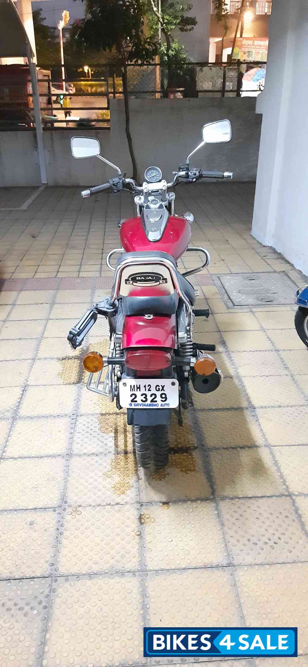 Red Bajaj Avenger 220 DTS-i