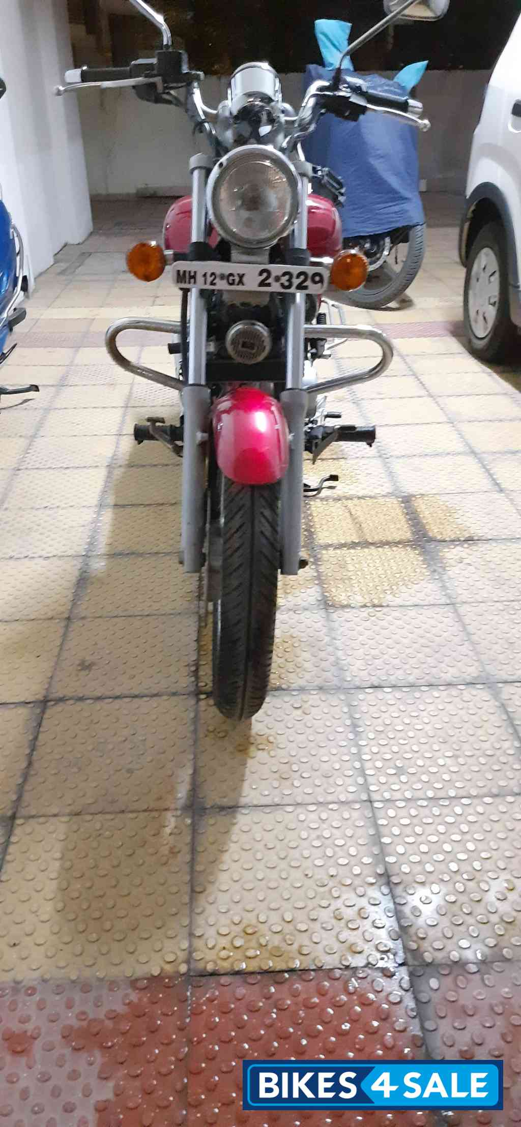 Red Bajaj Avenger 220 DTS-i