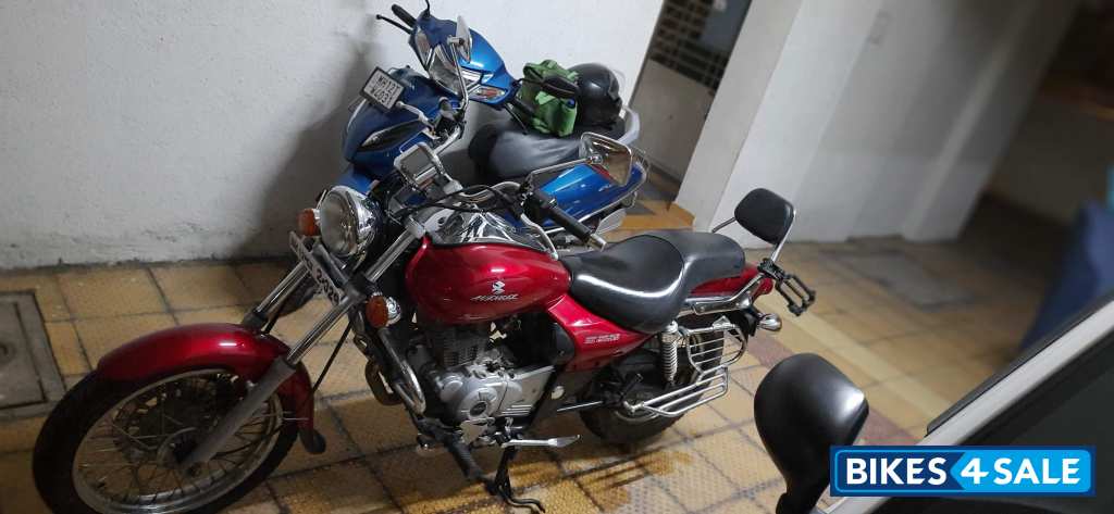 Red Bajaj Avenger 220 DTS-i