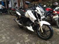 White TVS Apache RTR 180