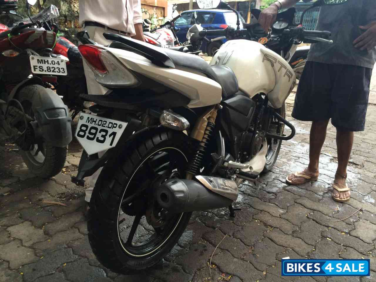 White TVS Apache RTR 180 White TVS Apache RTR 180