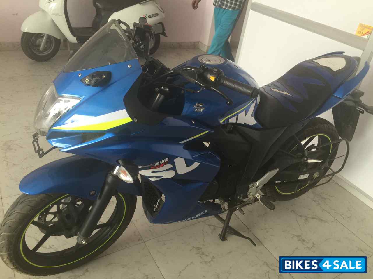 Blue Suzuki Gixxer SF