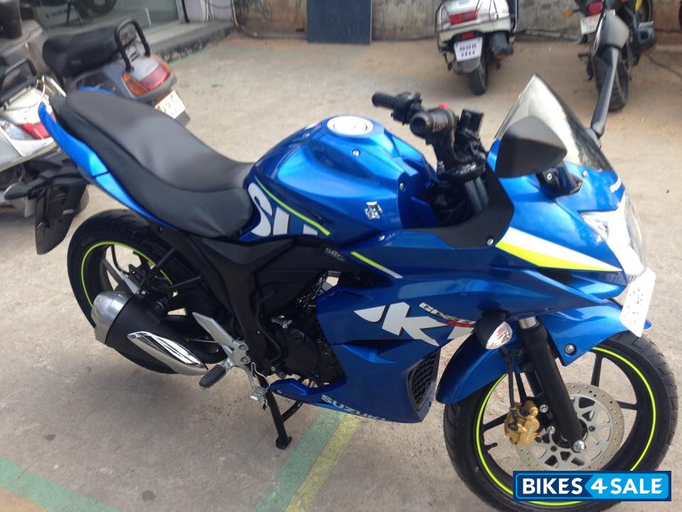 Blue Suzuki Gixxer SF