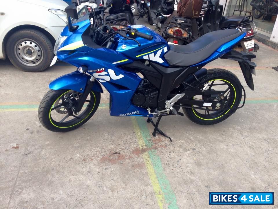 Blue Suzuki Gixxer SF