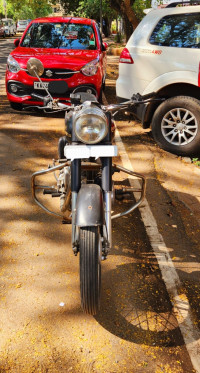 Black Royal Enfield Bullet Standard 350