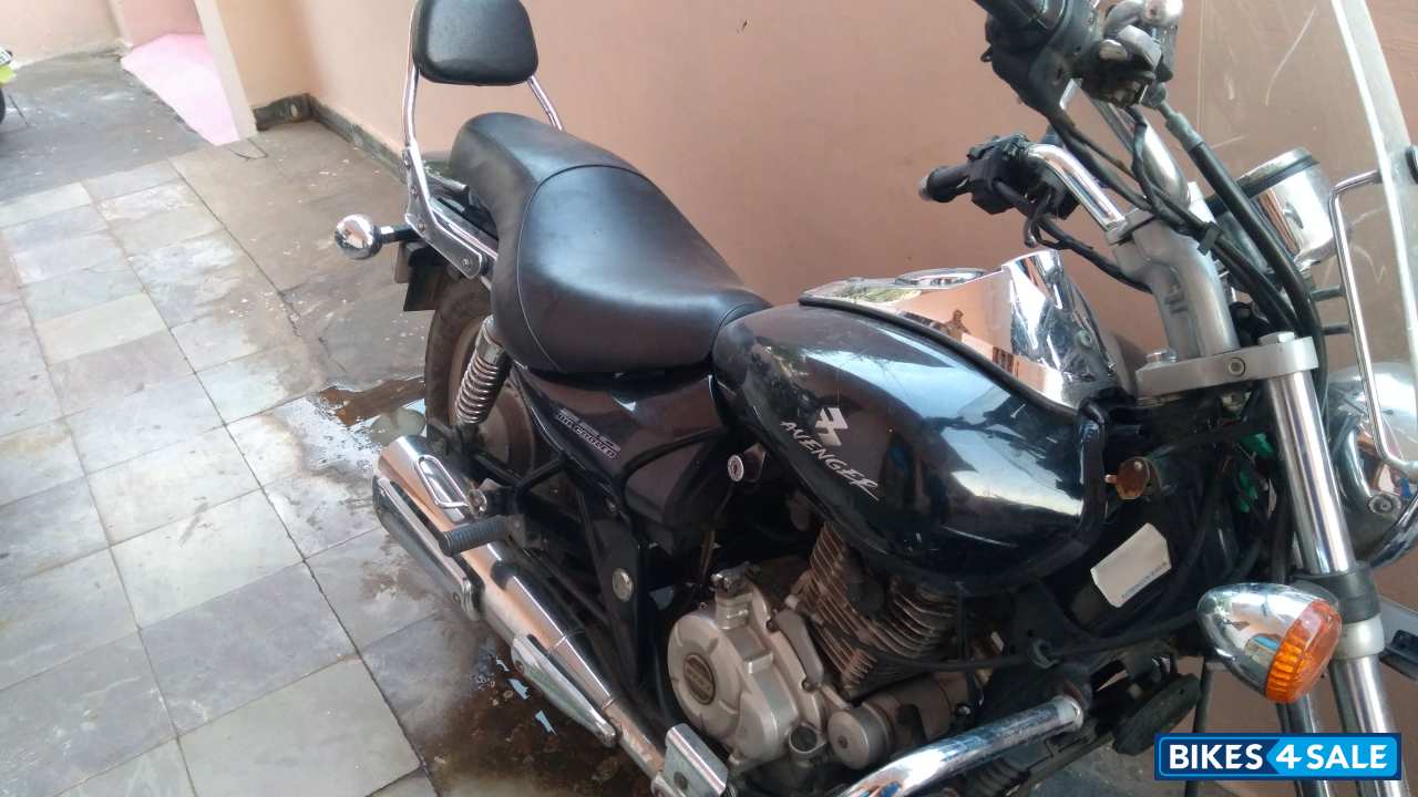 Black Bajaj Avenger 220 DTS-i
