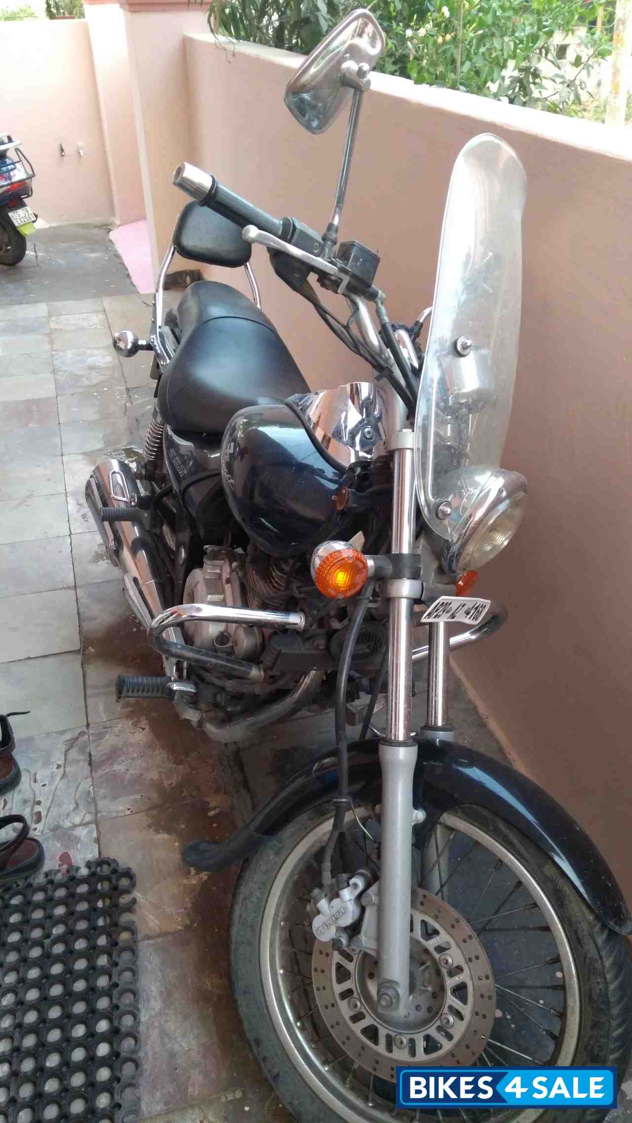 Black Bajaj Avenger 220 DTS-i