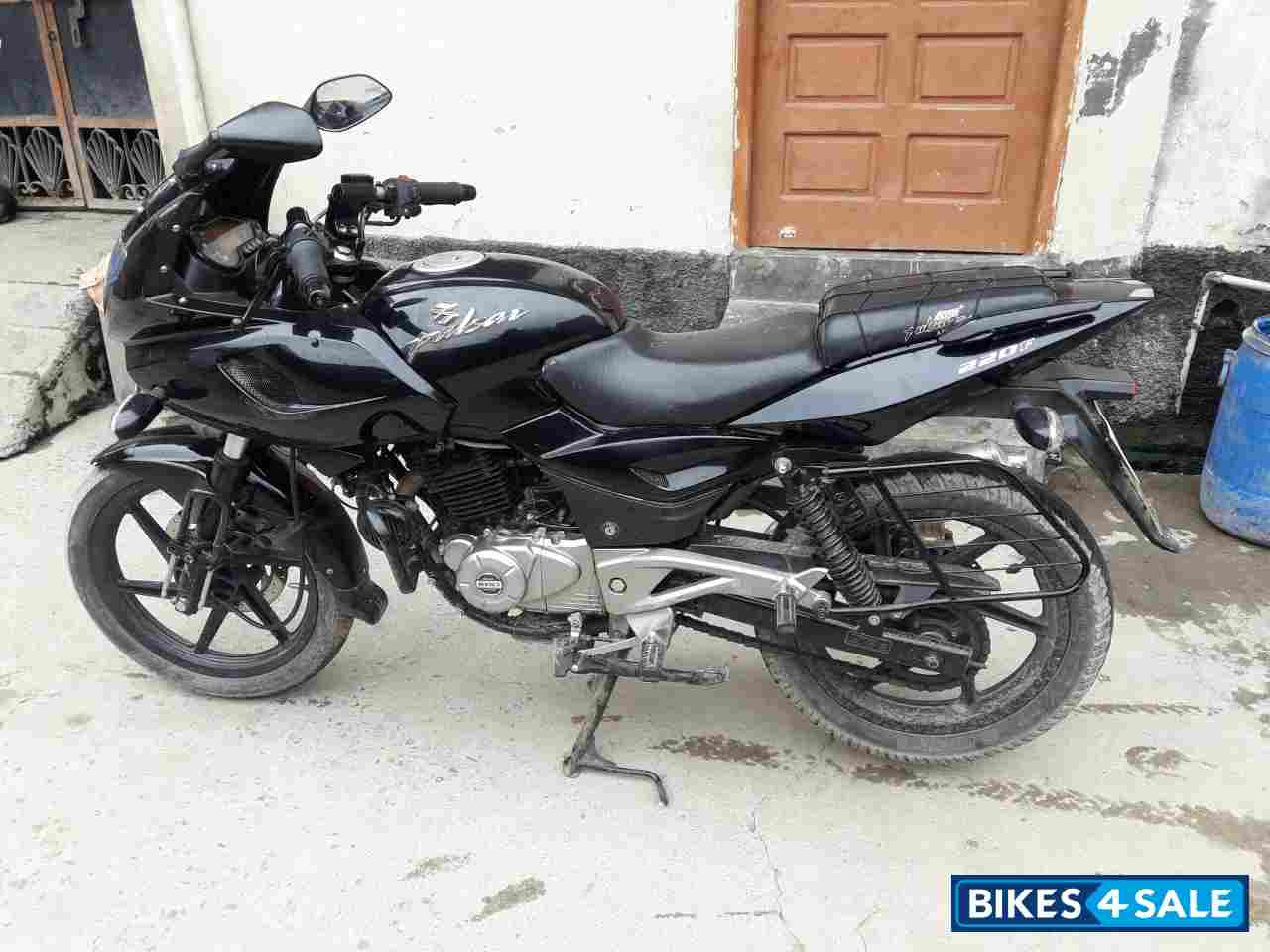 Black Bajaj Pulsar 220 DTSFi