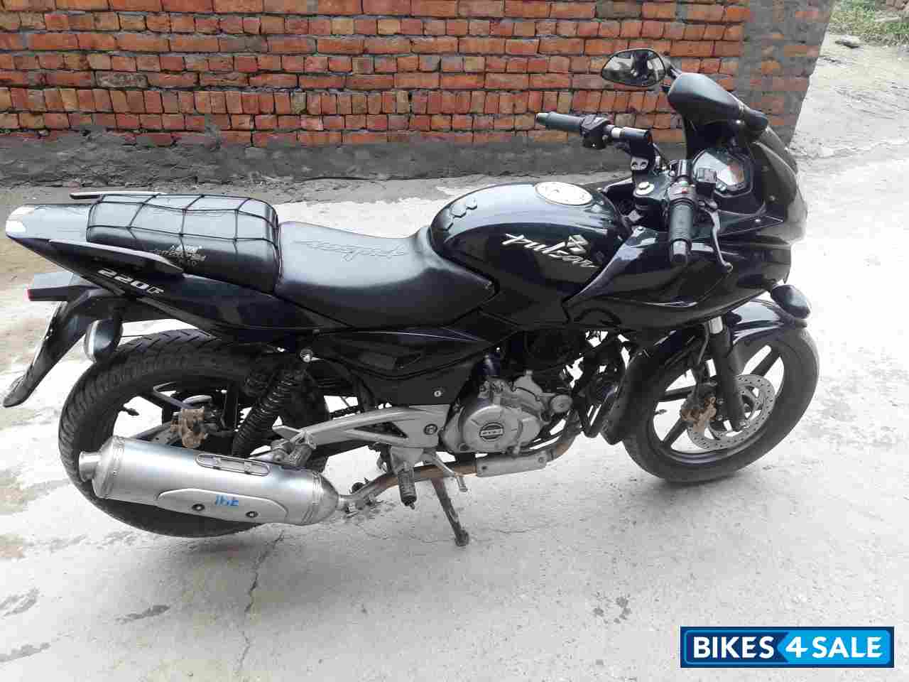 Black Bajaj Pulsar 220 DTSFi