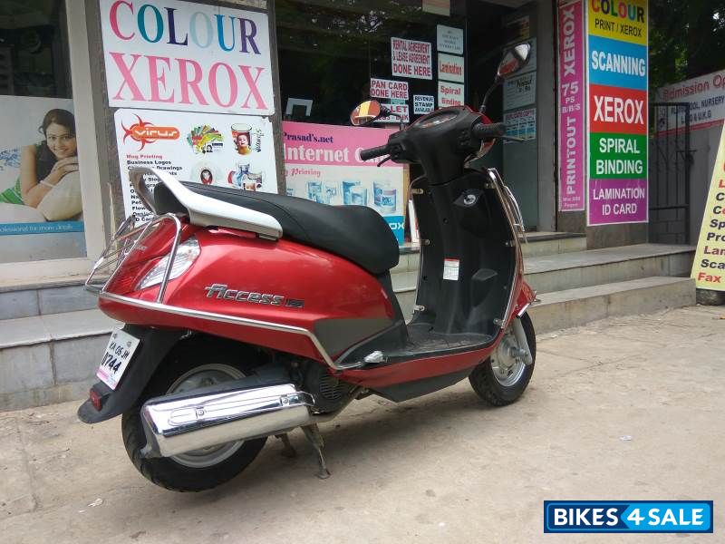 Red Suzuki Access 125