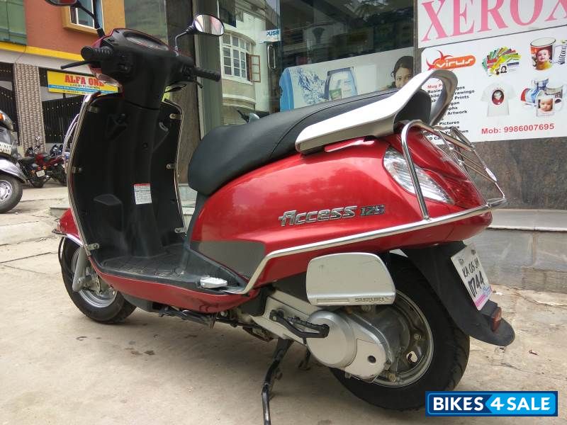 Red Suzuki Access 125