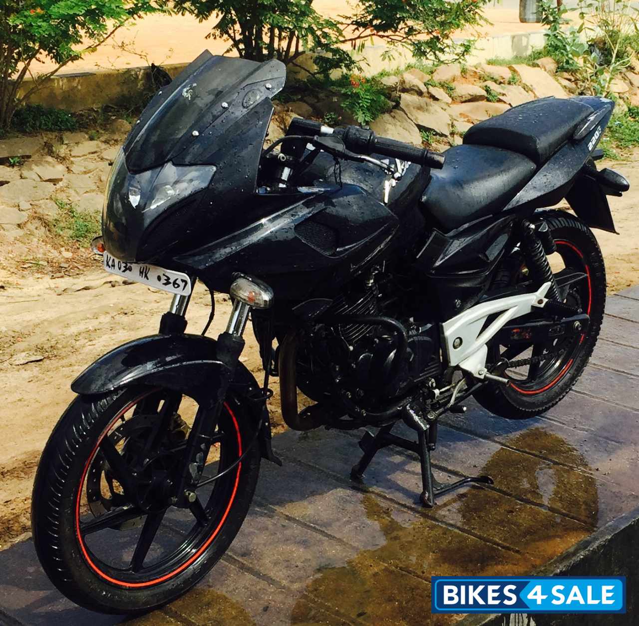 Black Bajaj Pulsar 220 DTSFi