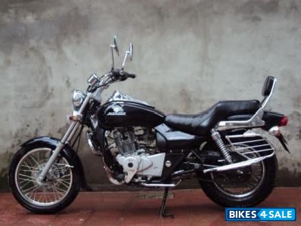 Black Bajaj Avenger 220 DTS-i