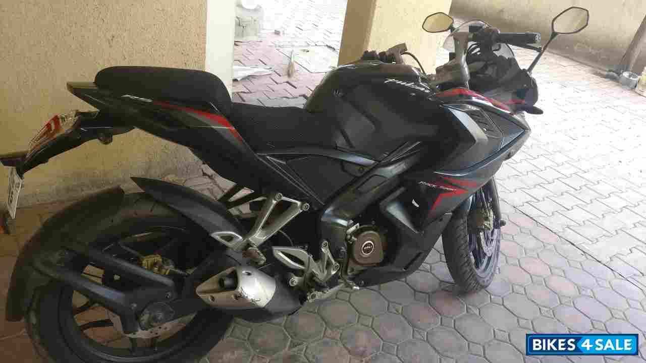Black Bajaj Pulsar RS 200