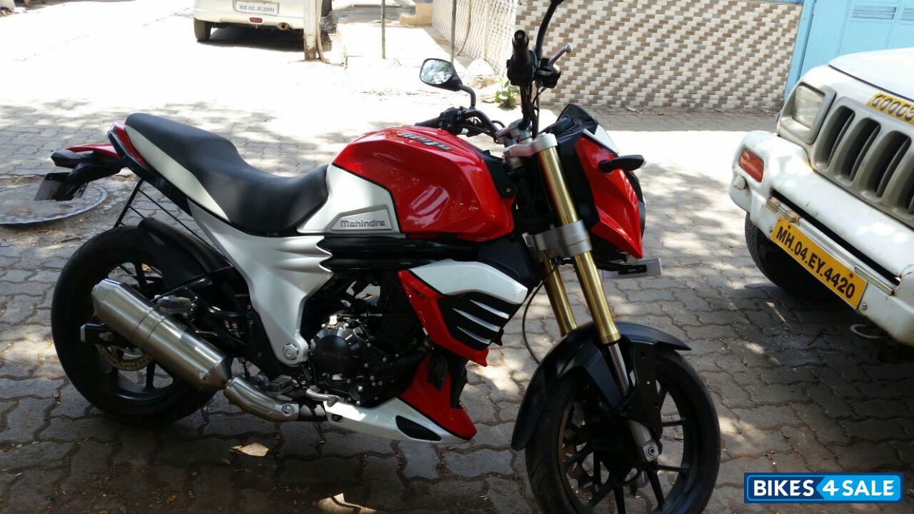 White-red Mahindra Mojo White-red Mahindra Mojo