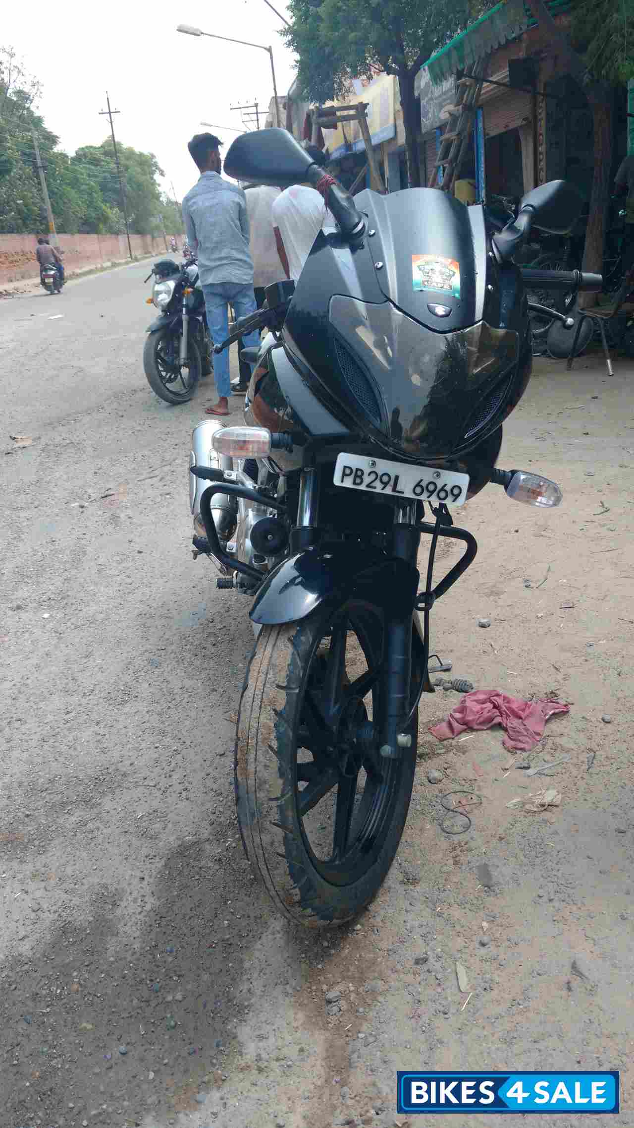 Black Bajaj Pulsar 220 DTSi