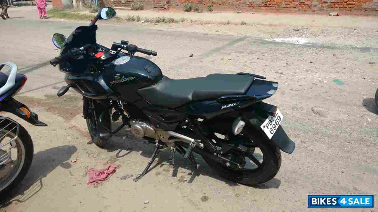 Black Bajaj Pulsar 220 DTSi