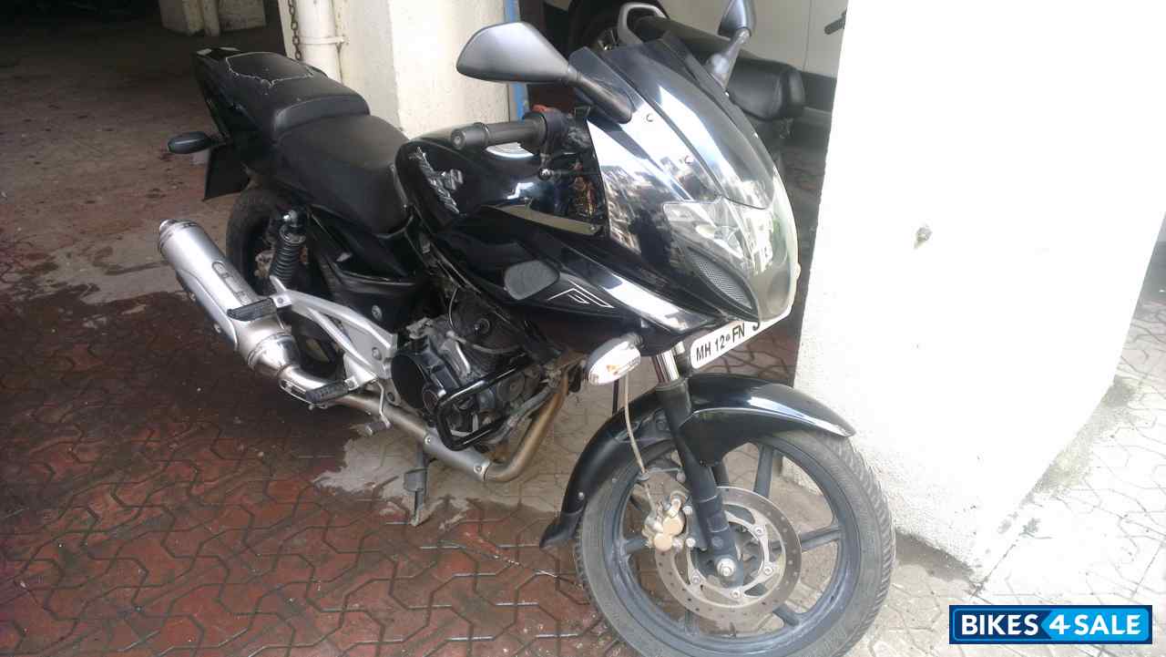 Black Bajaj Pulsar 220 DTSi