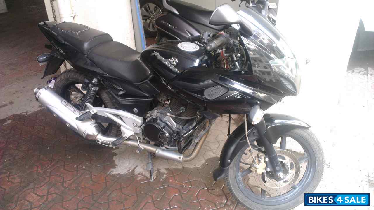 Black Bajaj Pulsar 220 DTSi