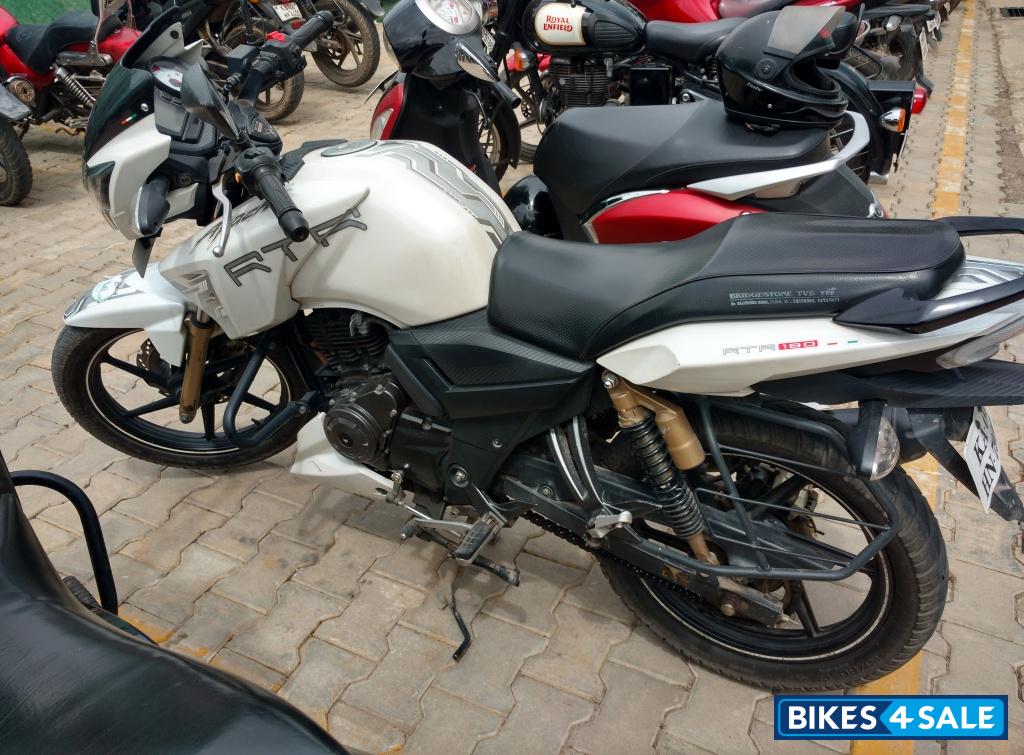 White TVS Apache RTR 180