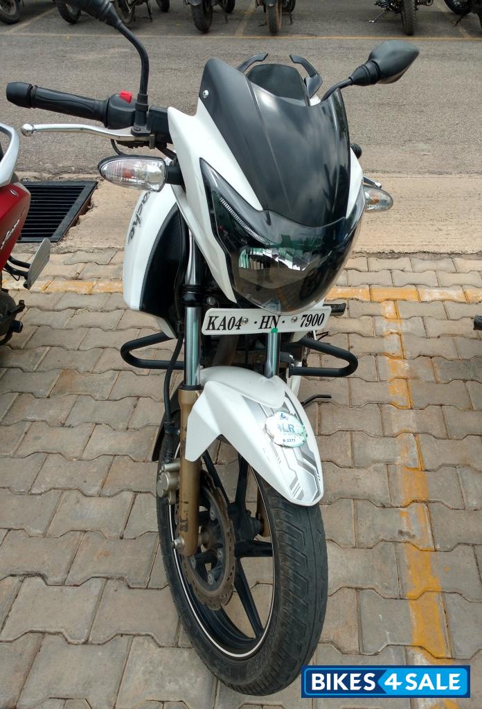 White TVS Apache RTR 180