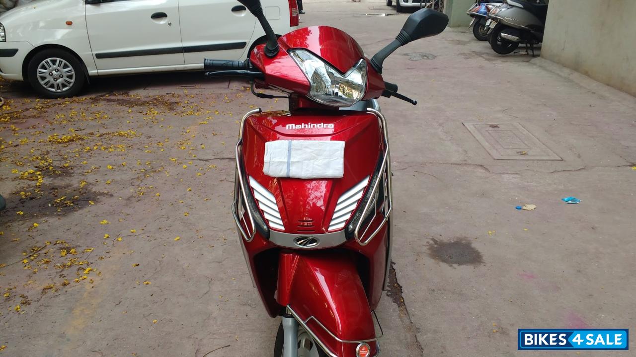 Red Mahindra Gusto