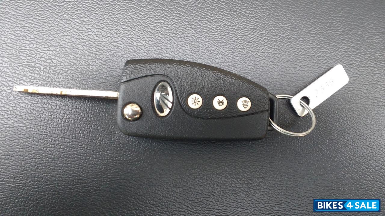 Red Mahindra Gusto Red Mahindra Gusto