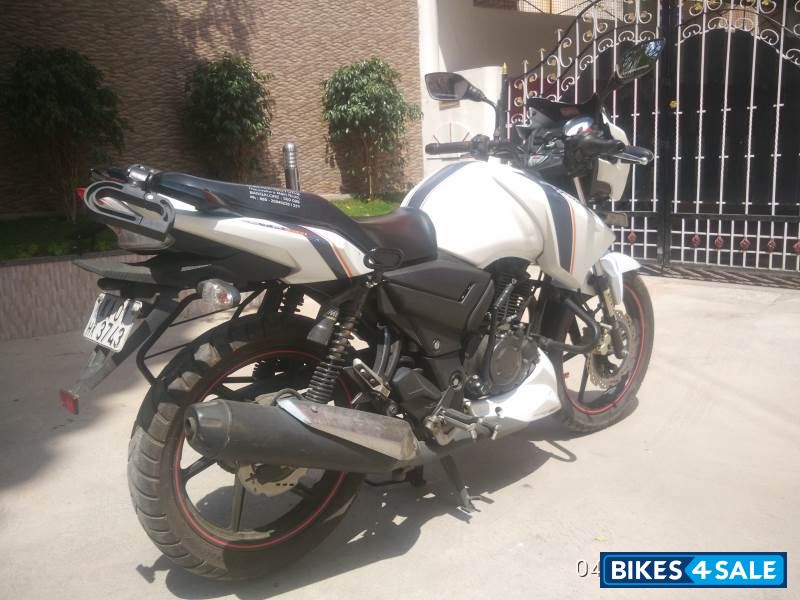 White TVS Apache RTR 160 White TVS Apache RTR 160