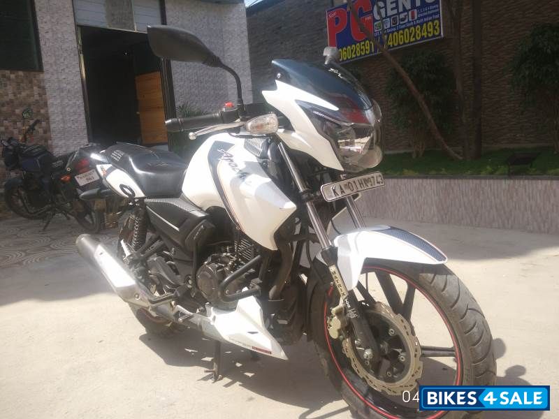 White TVS Apache RTR 160 White TVS Apache RTR 160