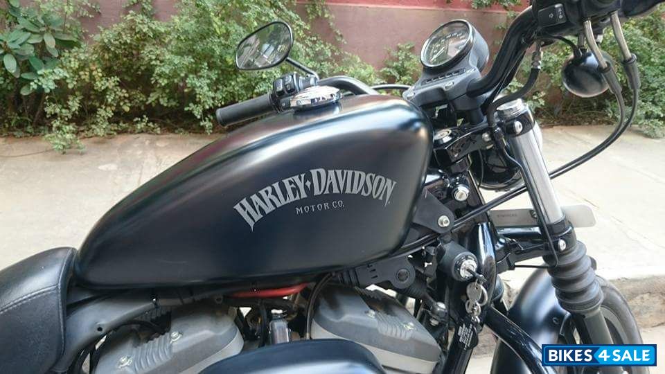 Matt Black Harley Davidson Iron 883