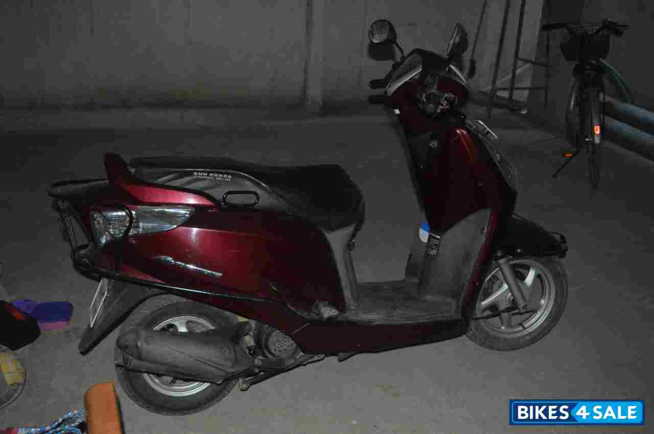 Maroon Honda Aviator