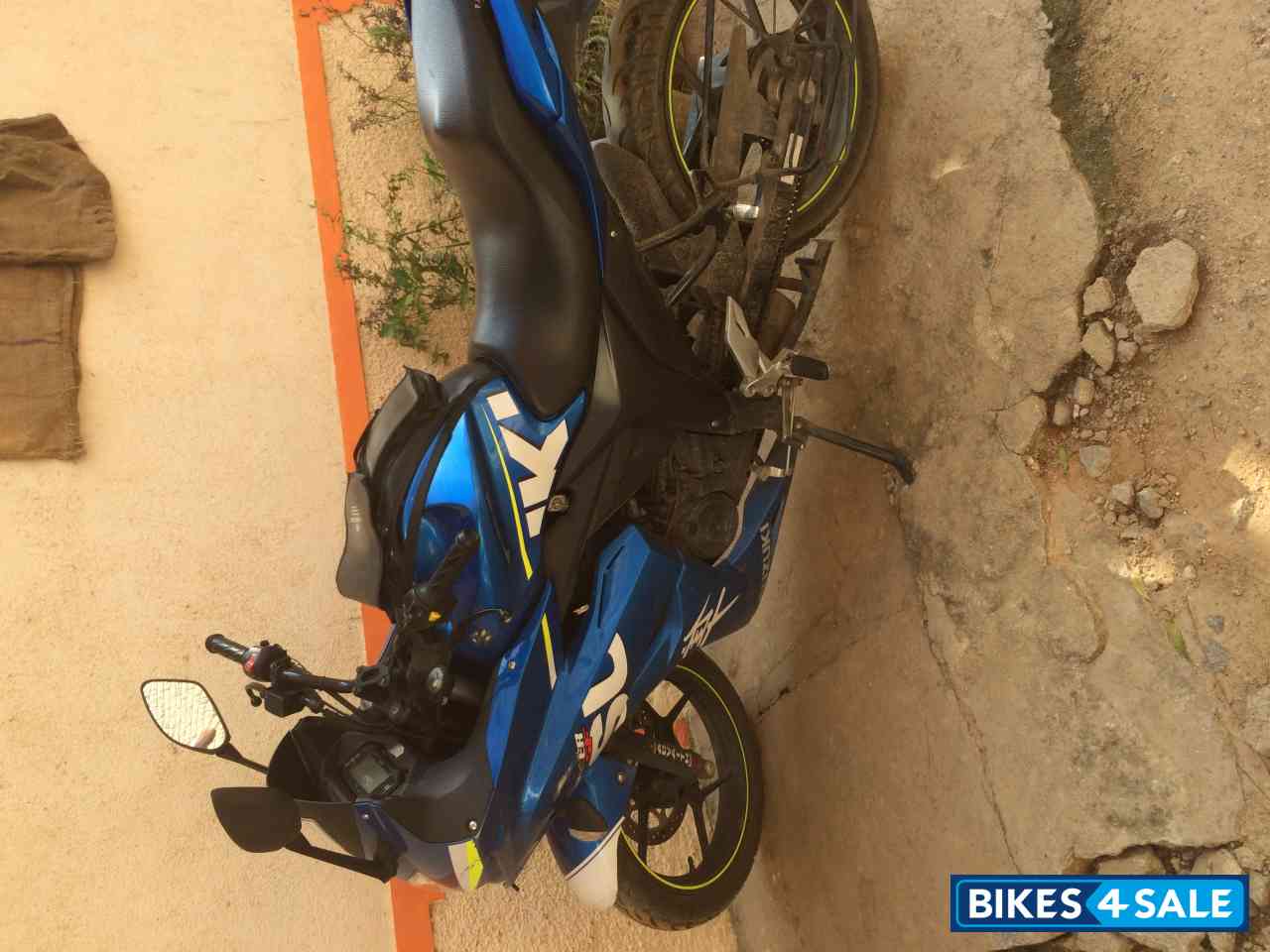 Blue Suzuki Gixxer SF