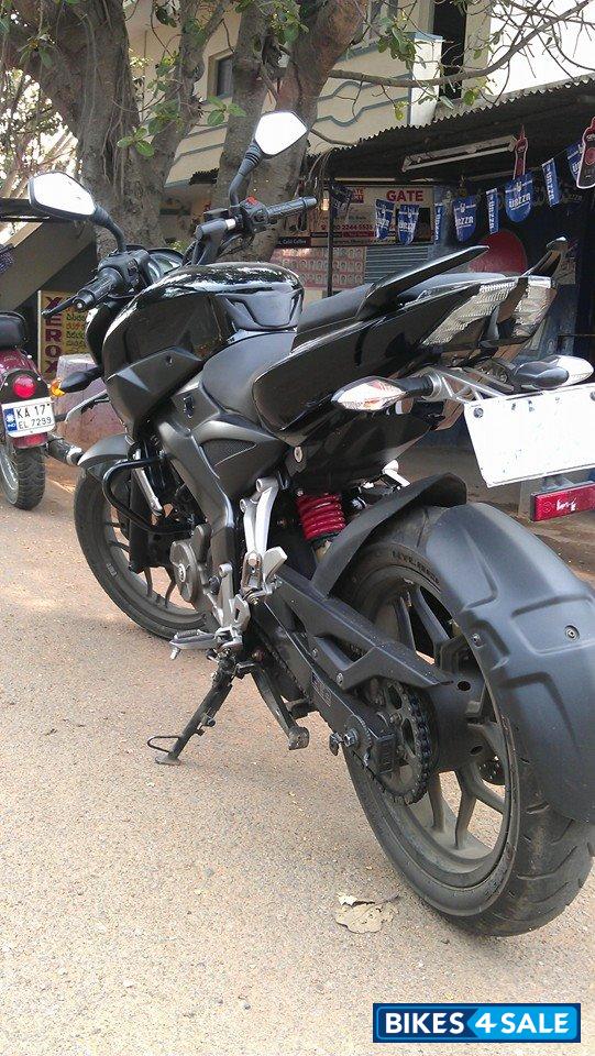 Black Bajaj Pulsar 200 NS
