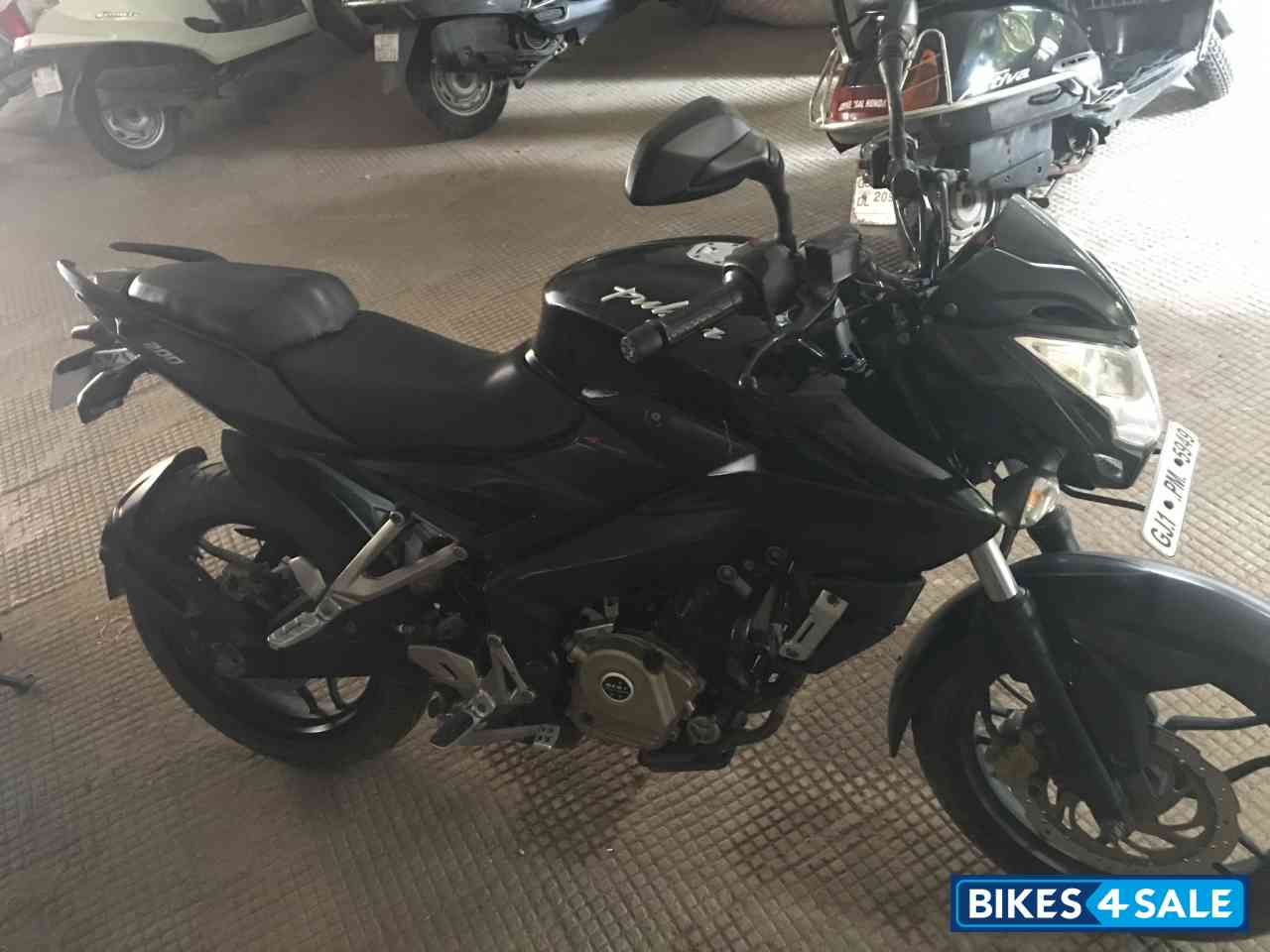 Black Bajaj Pulsar 200 NS