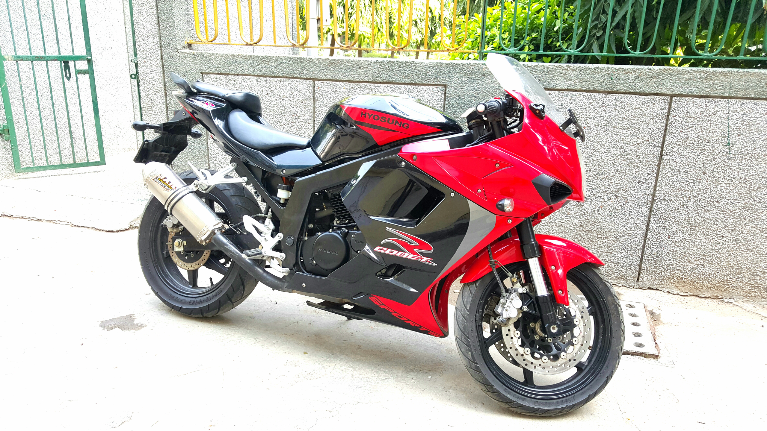 Black Red Hyosung GT250R