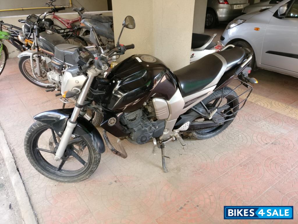 Black Yamaha FZ16