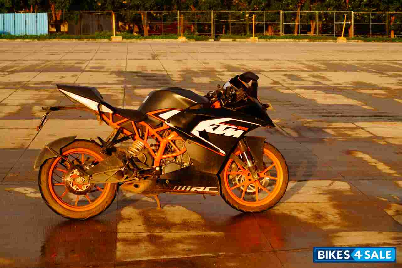 Black KTM RC 200