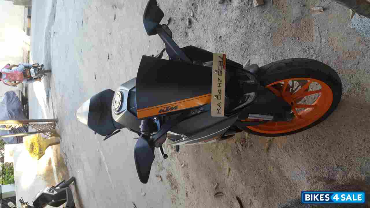 Black KTM RC 200