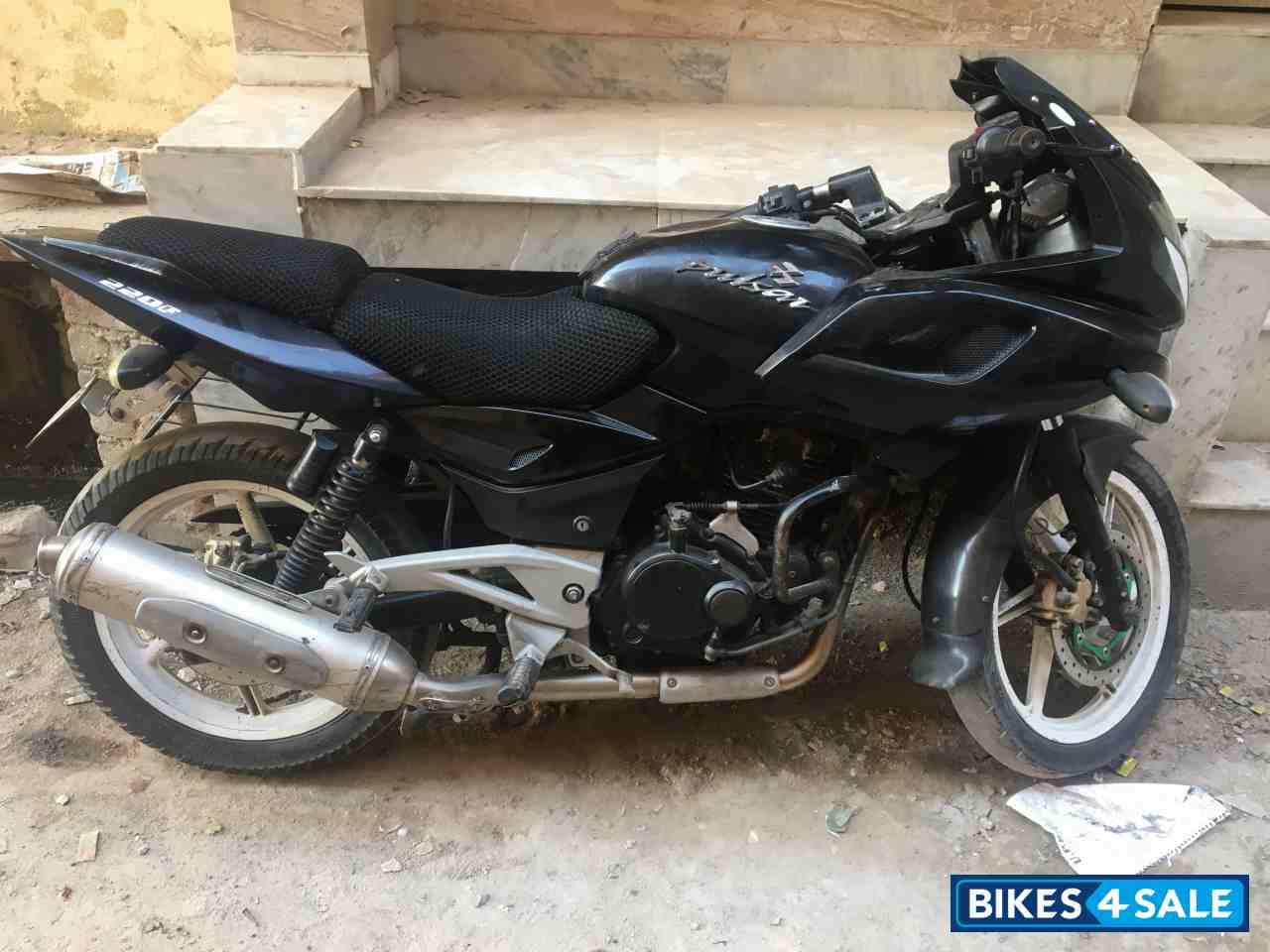 Black Bajaj Pulsar 220 DTSi