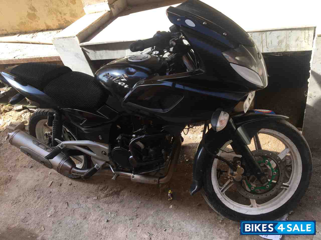 Black Bajaj Pulsar 220 DTSi