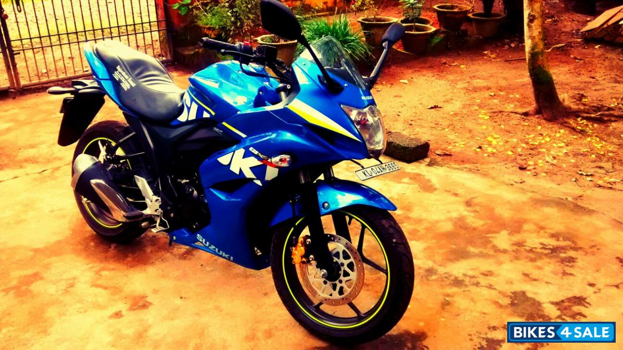 Blue Suzuki Gixxer SF