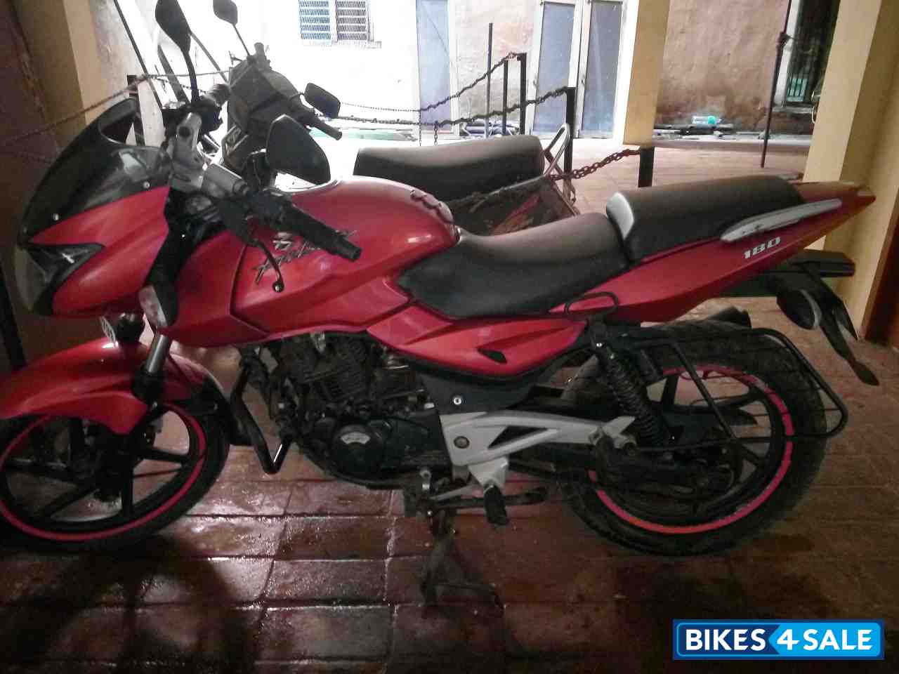 Red Bajaj Pulsar 180 DTSi